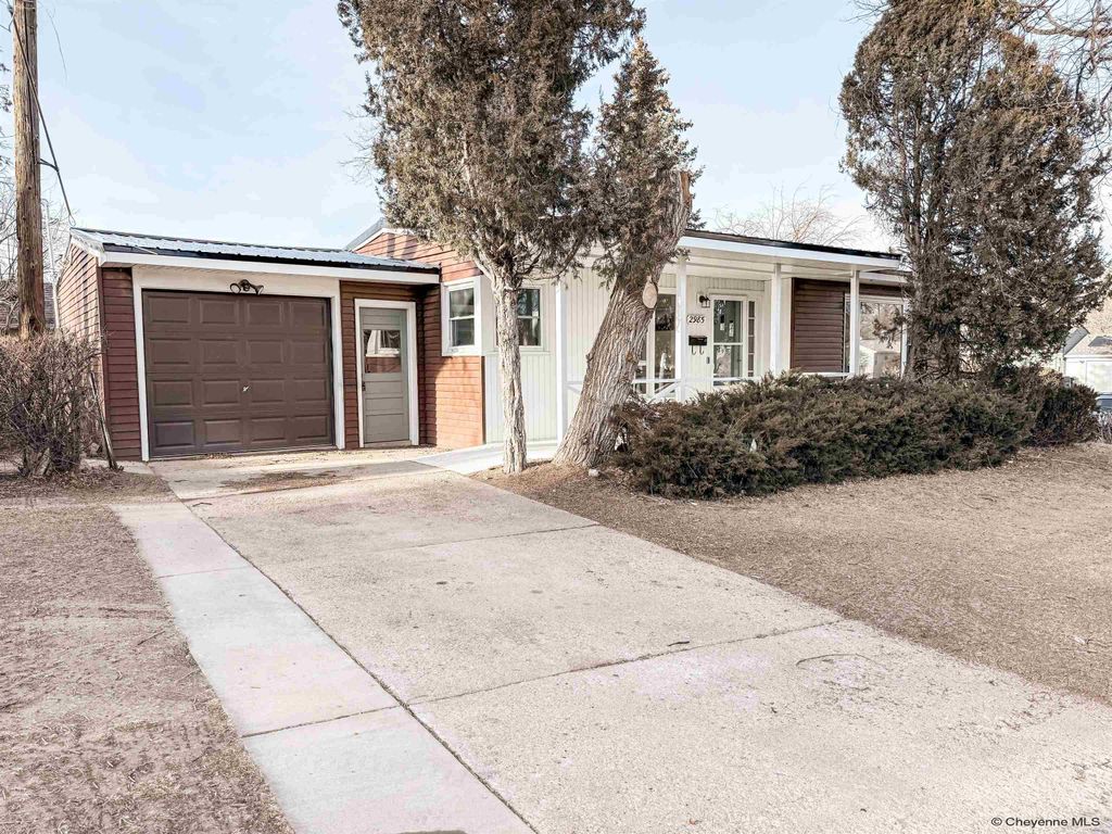 2985 HENDERSON DR, Cheyenne, WY 82001