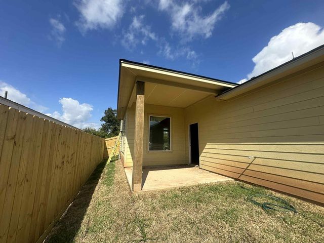 805 Lewis Street, Clute, TX 77531