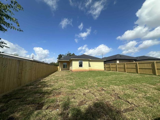 805 Lewis Street, Clute, TX 77531