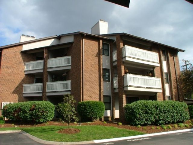 120 Hillsboro Pl, Nashville, TN 37215