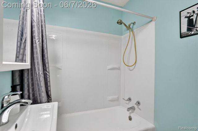 239 E Chestnut Street, Webberville, MI 48892