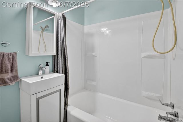 239 E Chestnut Street, Webberville, MI 48892