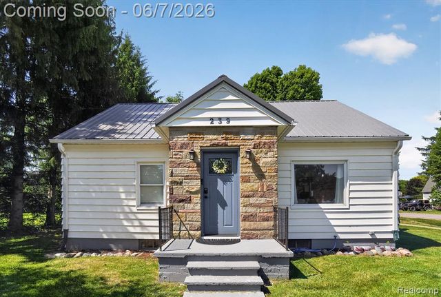 239 E Chestnut Street, Webberville, MI 48892