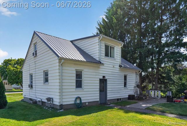 239 E Chestnut Street, Webberville, MI 48892
