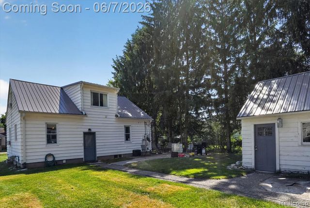 239 E Chestnut Street, Webberville, MI 48892