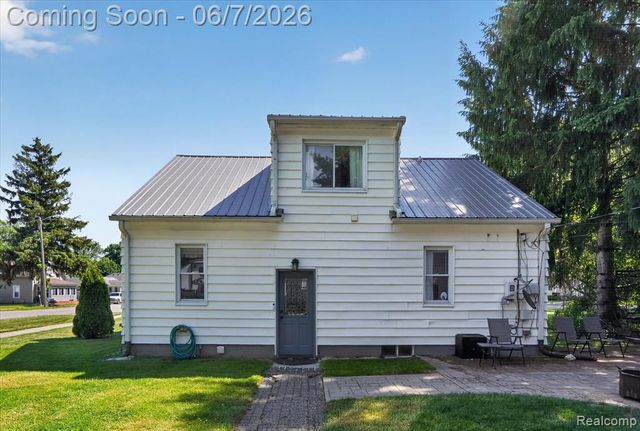 239 E Chestnut Street, Webberville, MI 48892