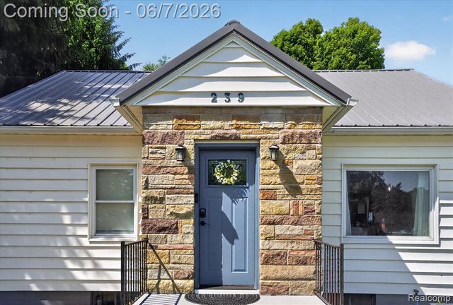 239 E Chestnut Street, Webberville, MI 48892