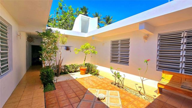 FELICIDAD URB. ALTURAS DE CERRO GORDO I Y II 2-D, Vega Alta, PR 00692