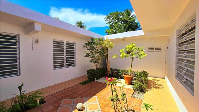 FELICIDAD URB. ALTURAS DE CERRO GORDO I Y II 2-D, Vega Alta, PR 00692