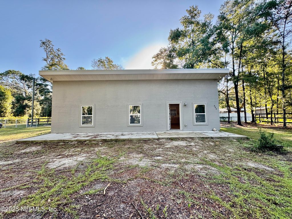 302 AZALEA Avenue, Interlachen, FL 32148