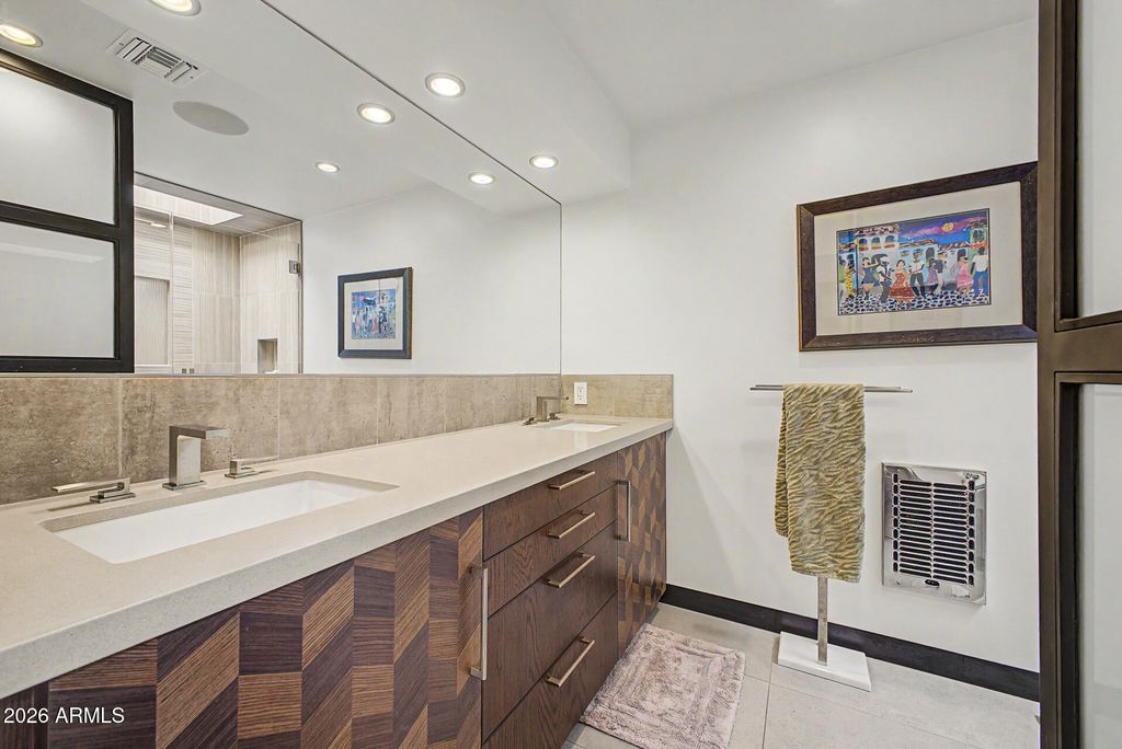Image 13 of property listing at 3057 E ROSE Lane, Phoenix, AZ 85016