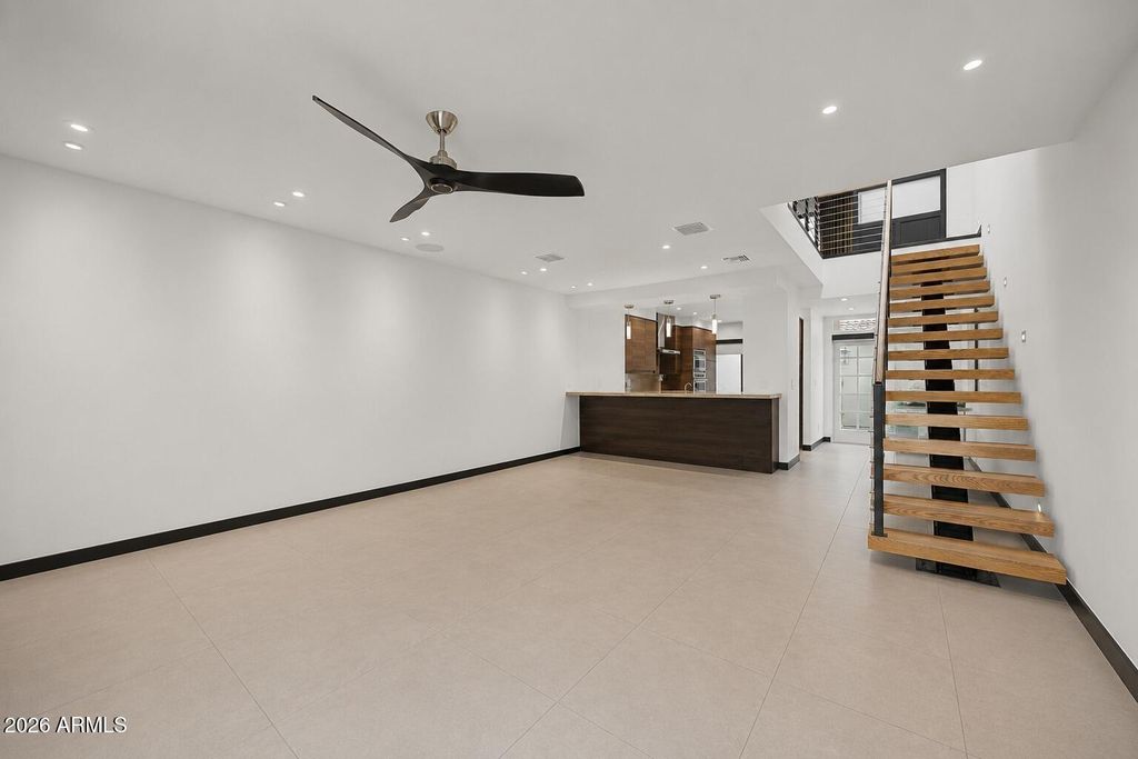 Image 5 of property listing at 3057 E ROSE Lane, Phoenix, AZ 85016