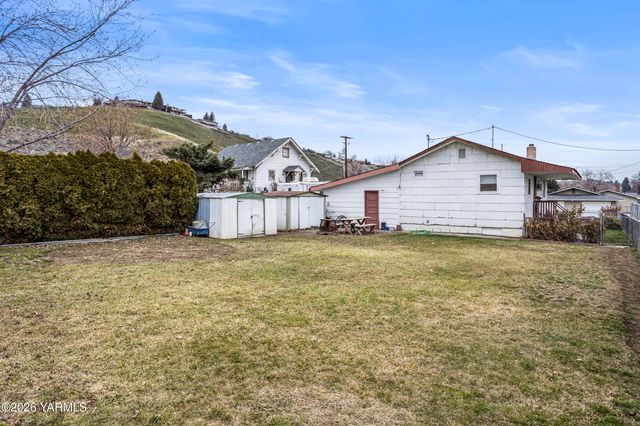 408 Pleasant Ave, Selah, WA 98942