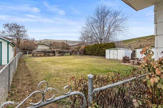 408 Pleasant Ave, Selah, WA 98942