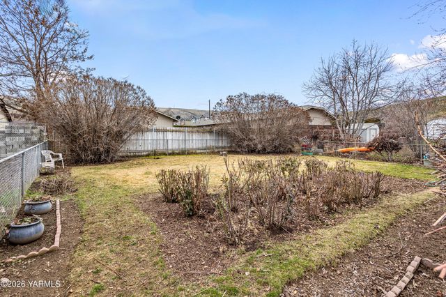 408 Pleasant Ave, Selah, WA 98942