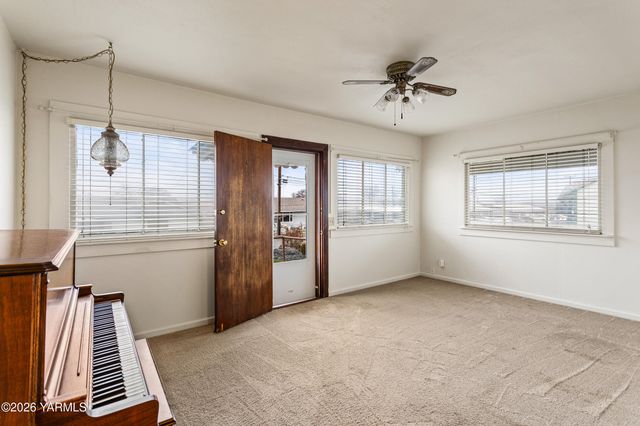 408 Pleasant Ave, Selah, WA 98942