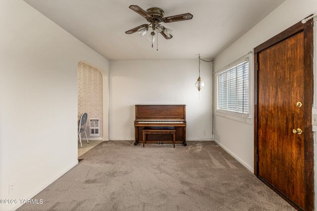 408 Pleasant Ave, Selah, WA 98942