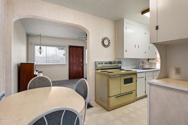 408 Pleasant Ave, Selah, WA 98942