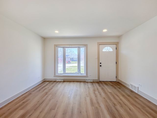 127 N Cedar Lane, Glenwood, IL 60425