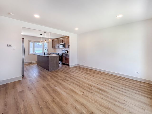 127 N Cedar Lane, Glenwood, IL 60425