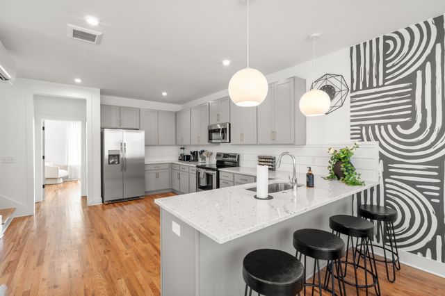 504 Cliff Cir, Nashville, TN 37218