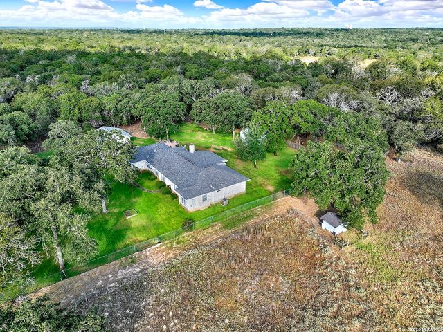 330 Blackjack Rd, La Vernia, TX 78121