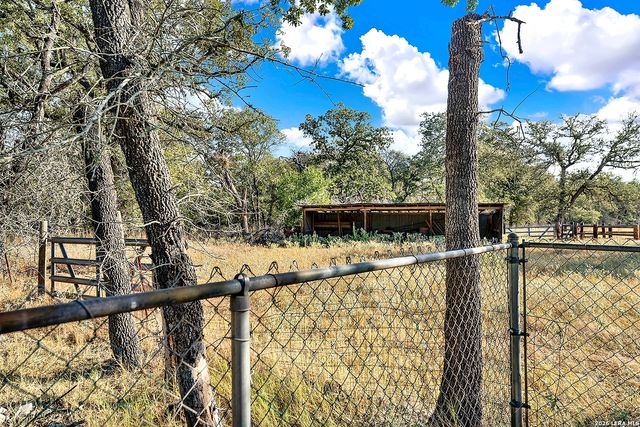 330 Blackjack Rd, La Vernia, TX 78121