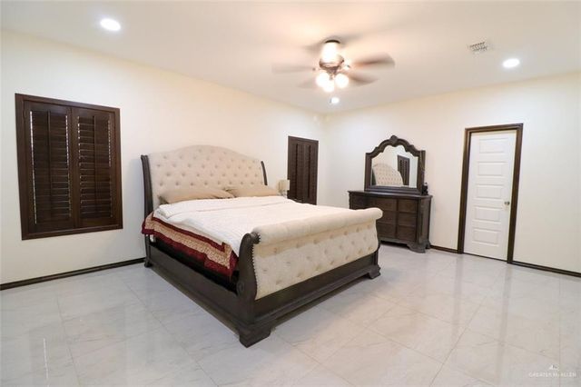 208 E Esperanza Avenue, Mission, TX 78574