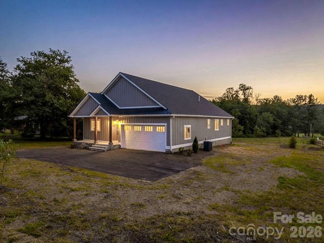 120 Grandview Lane, Hendersonville, NC 28791