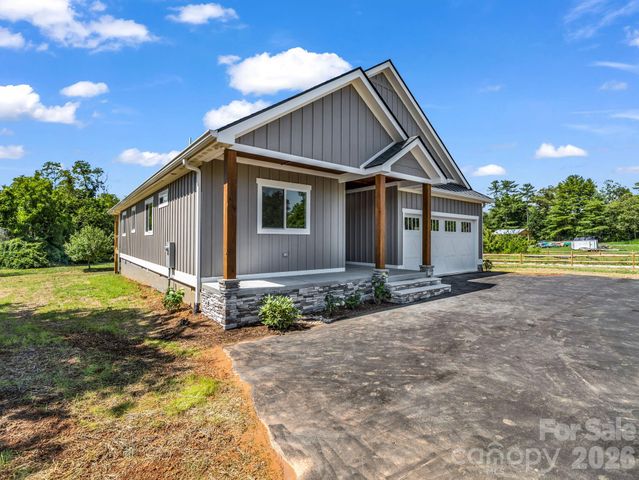 120 Grandview Lane, Hendersonville, NC 28791