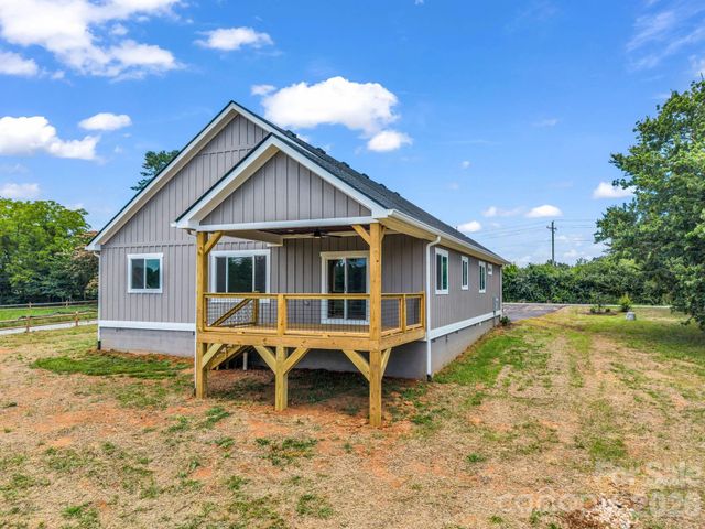 120 Grandview Lane, Hendersonville, NC 28791