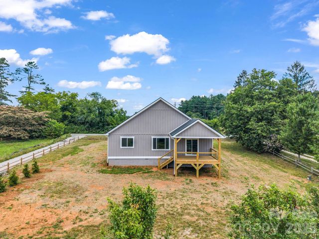 120 Grandview Lane, Hendersonville, NC 28791