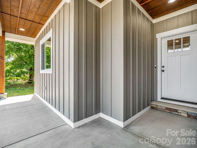 120 Grandview Lane, Hendersonville, NC 28791