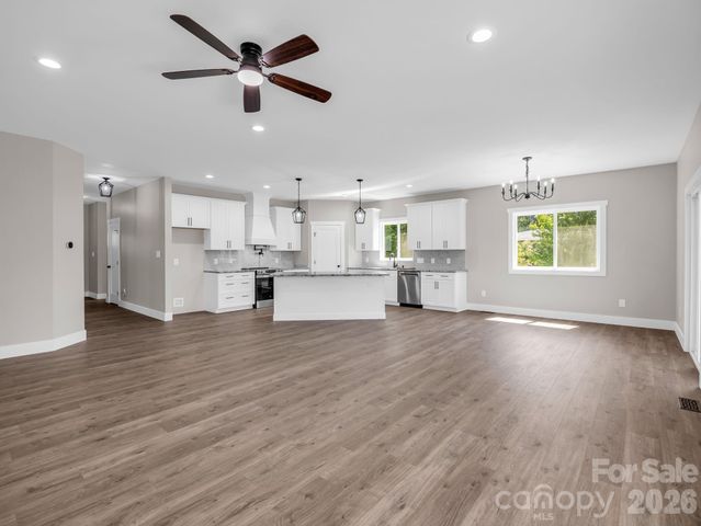 120 Grandview Lane, Hendersonville, NC 28791