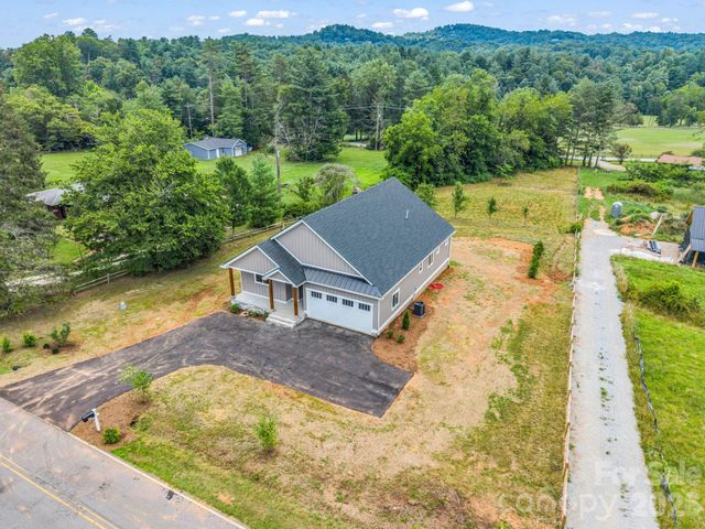 120 Grandview Lane, Hendersonville, NC 28791
