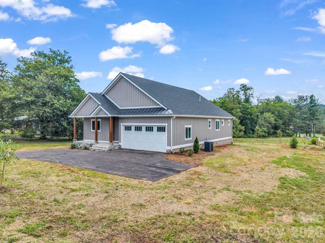 120 Grandview Lane, Hendersonville, NC 28791