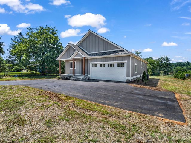 120 Grandview Lane, Hendersonville, NC 28791