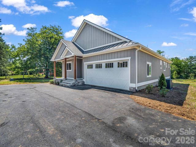 120 Grandview Lane, Hendersonville, NC 28791