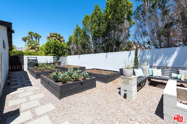 2350 N Los Alamos Road, Palm Springs, CA 92262