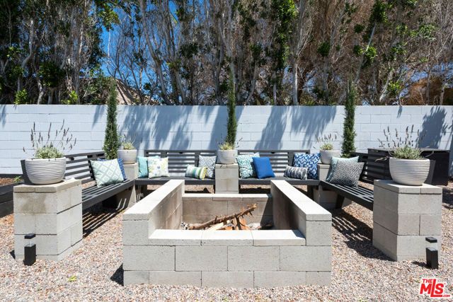 2350 N Los Alamos Road, Palm Springs, CA 92262