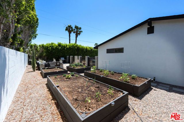 2350 N Los Alamos Road, Palm Springs, CA 92262
