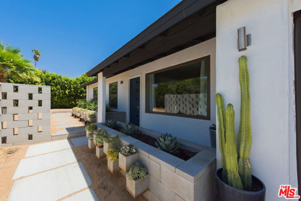2350 N Los Alamos Road, Palm Springs, CA 92262