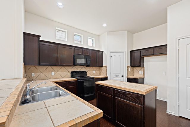 112 Creekside Villa DR, Kyle, TX 78640
