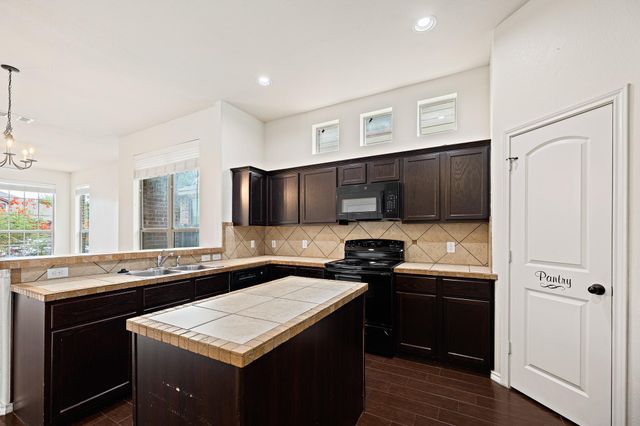 112 Creekside Villa DR, Kyle, TX 78640