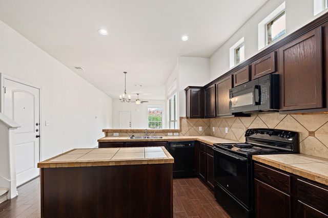 112 Creekside Villa DR, Kyle, TX 78640