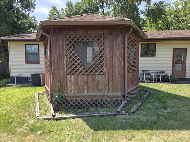 2030 E Leland Avenue, Des Moines, IA 50320