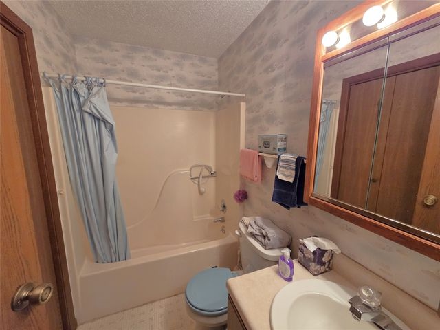 2030 E Leland Avenue, Des Moines, IA 50320
