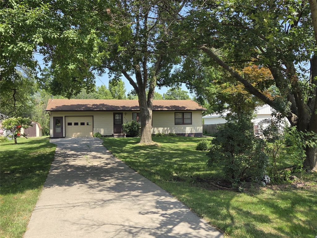 2030 E Leland Avenue, Des Moines, IA 50320