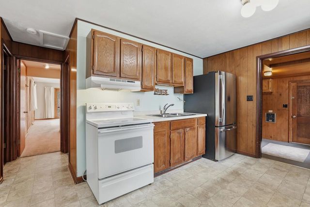 E1875 DOEDE LANE, Iola, WI 54945