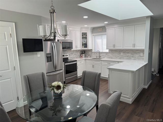 28 Strathmore Gate Drive, Stony Brook, NY 11790
